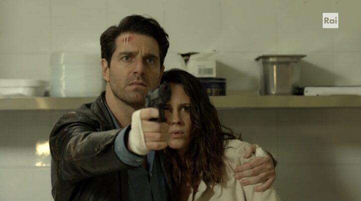 L'ispettore Coliandro: Giampaolo Morelli e Chiara Martegiani in una scena dell'episodio "Il fantasma"
